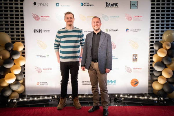 Atle Hunnes Isaksen (t.h.) fra Filmklubbforbundet rapporterer fra årets Amandusfestival. Her ved siden av Øystein Egge, daglig leder i Movies on War, og styremedlem i Filmklubbforbundet.